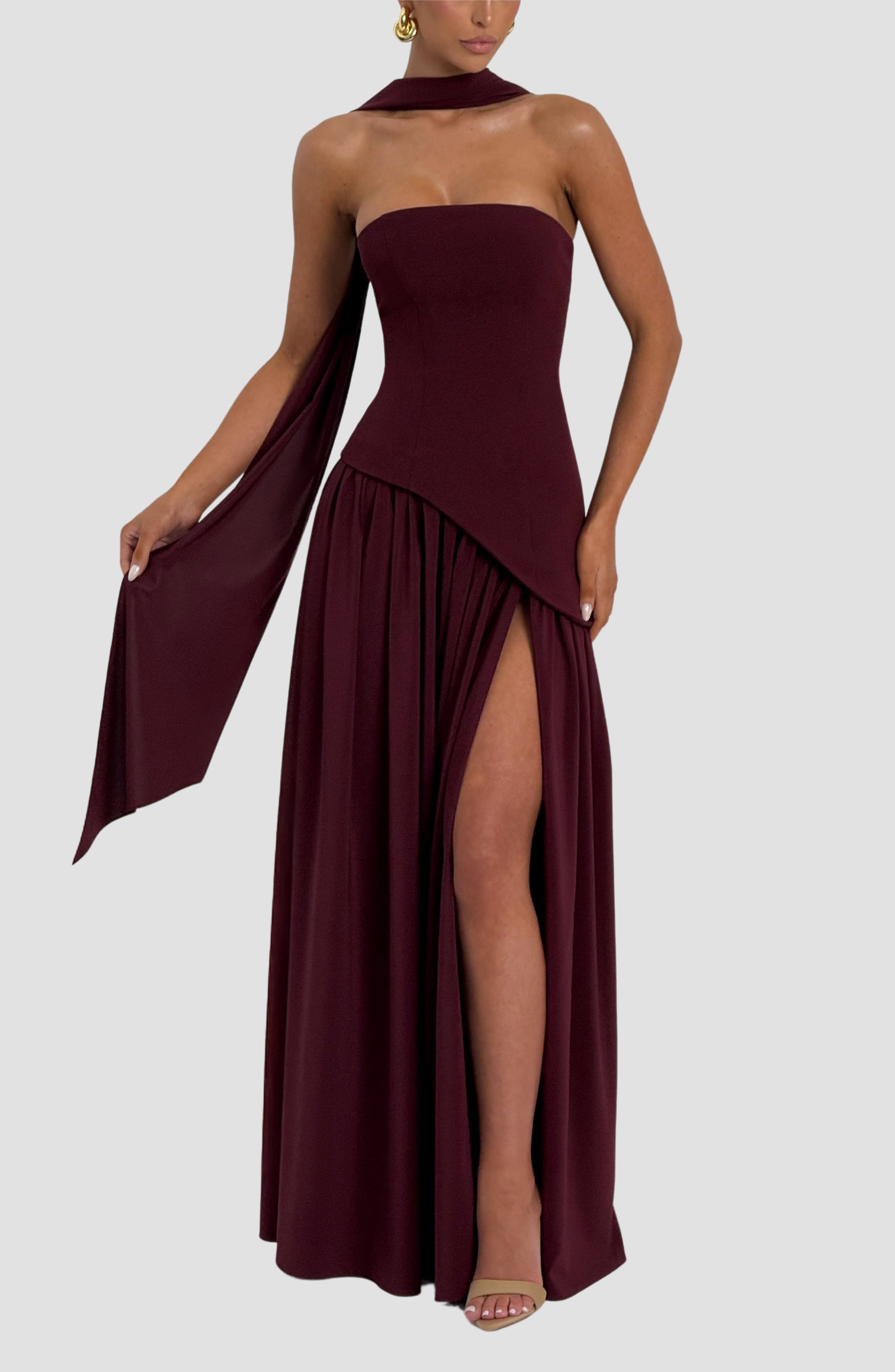 Samira™ – Bordowa Suknia Maxi bez Ramiączek z Rozcięciem