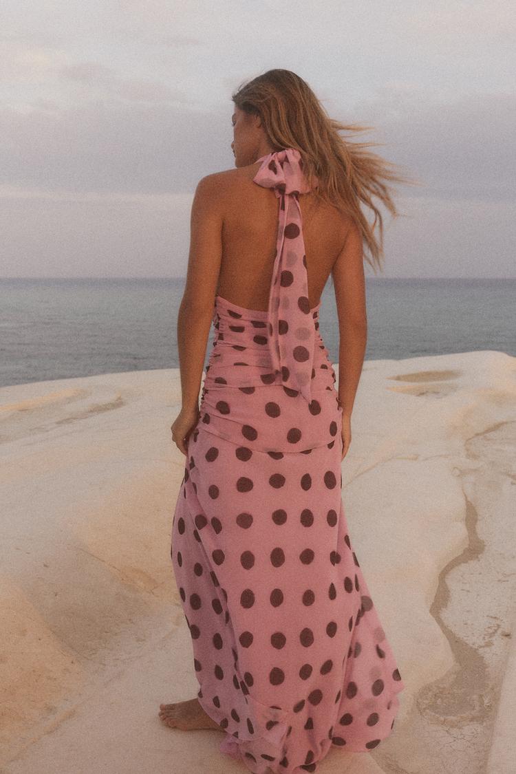 Dolcé Sorella™ – Różowa Suknia Maxi w Grochy z Głębokim Dekoltem