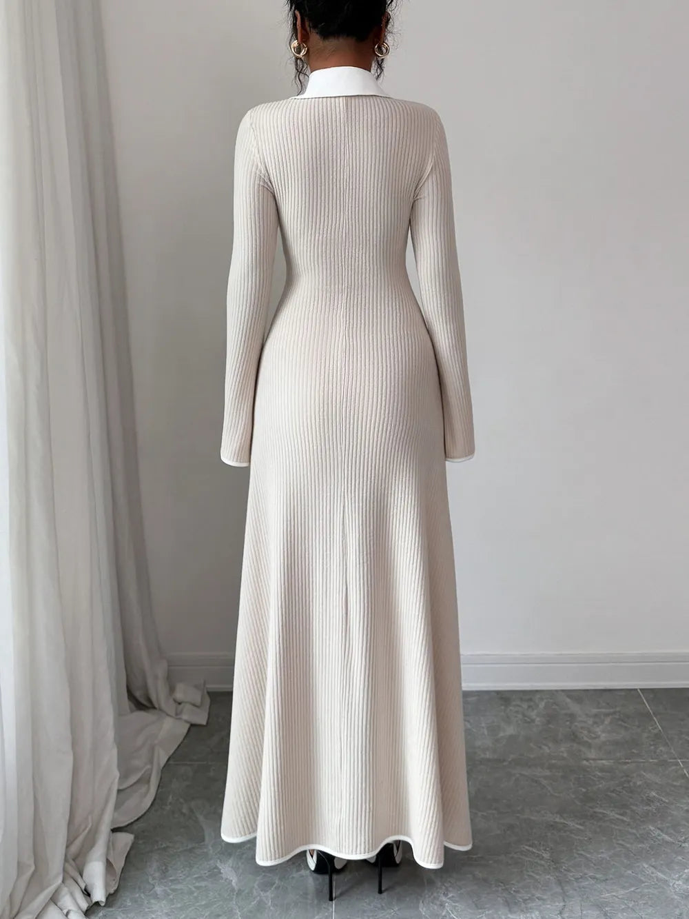 Lorenza™ Dzianinowa Sukienka Maxi z Kołnierzykiem – Ecru Elegancja