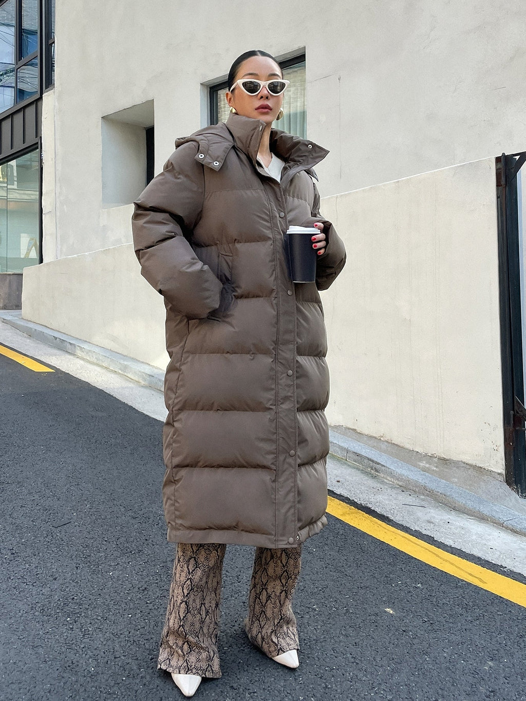Damskie puchowe kurtki - regular fit - komfortowe ciepło - niezbędna elegancja