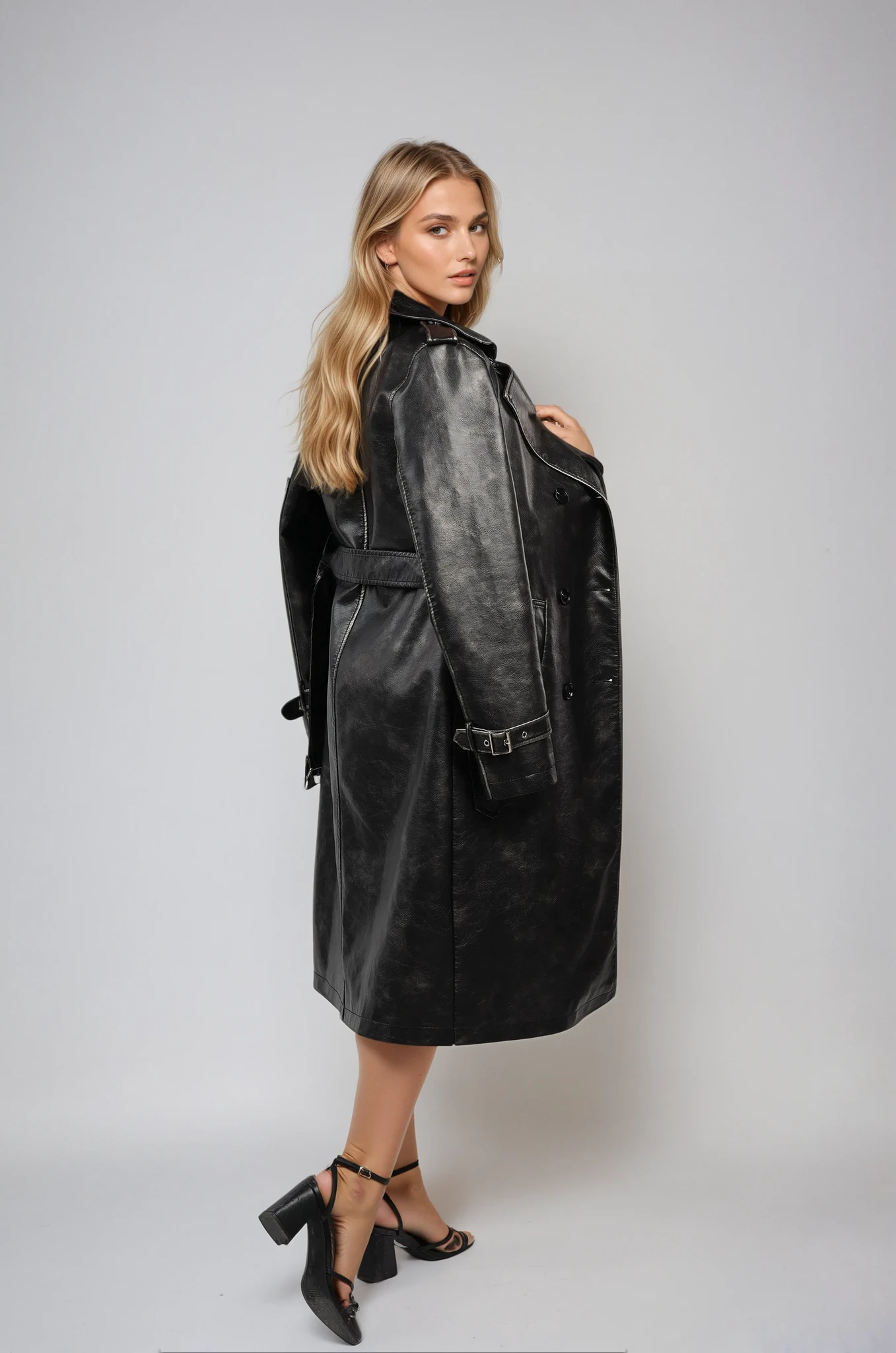 Ewa - Płaszcz typu trench wykonany z imitacji skóry