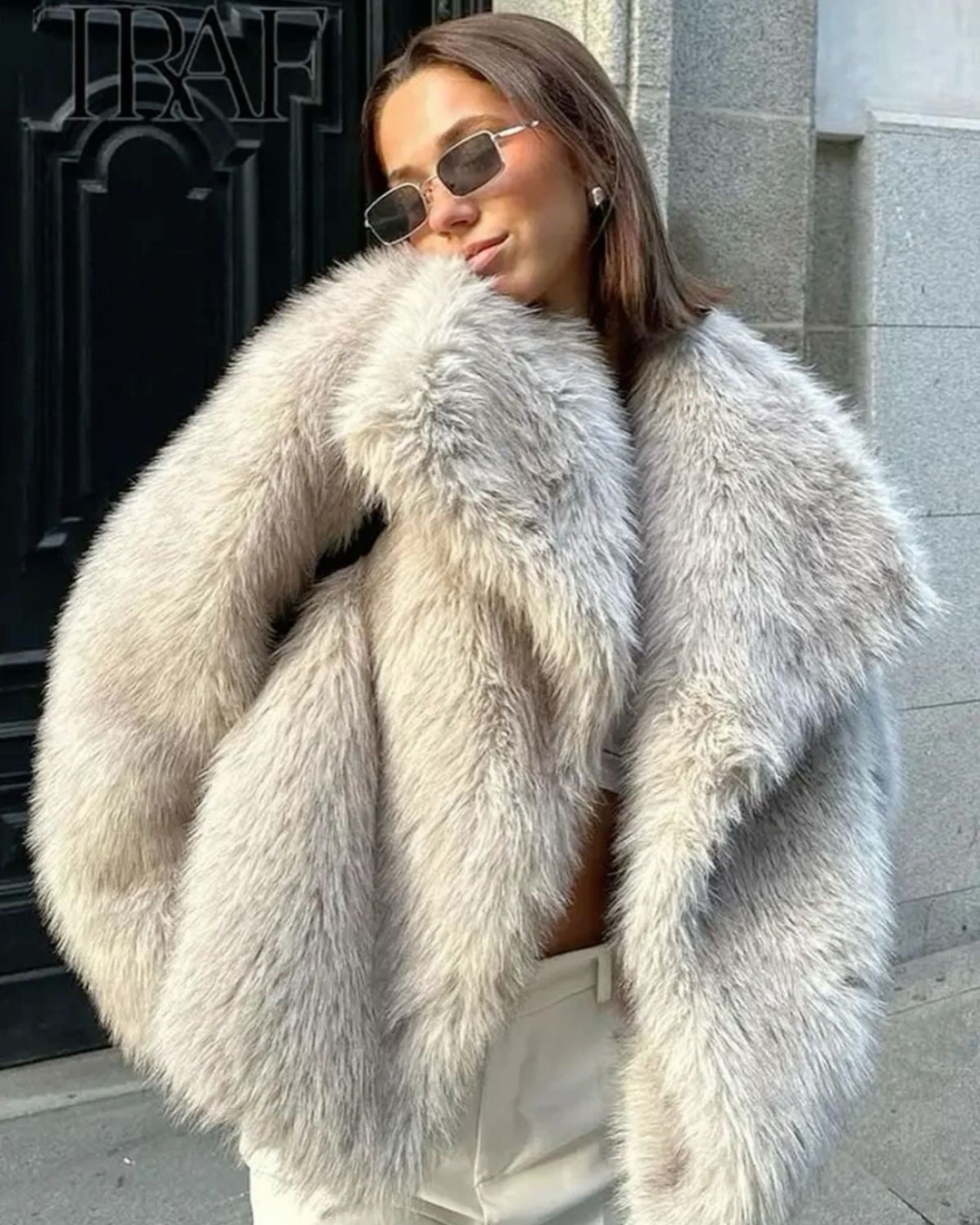 Elegancki futrzany płaszcz damski - regular fit - Belle Couture - FP 22 - Esencja Elegancji