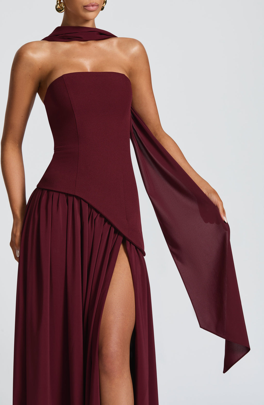Samira™ – Bordowa Suknia Maxi bez Ramiączek z Rozcięciem