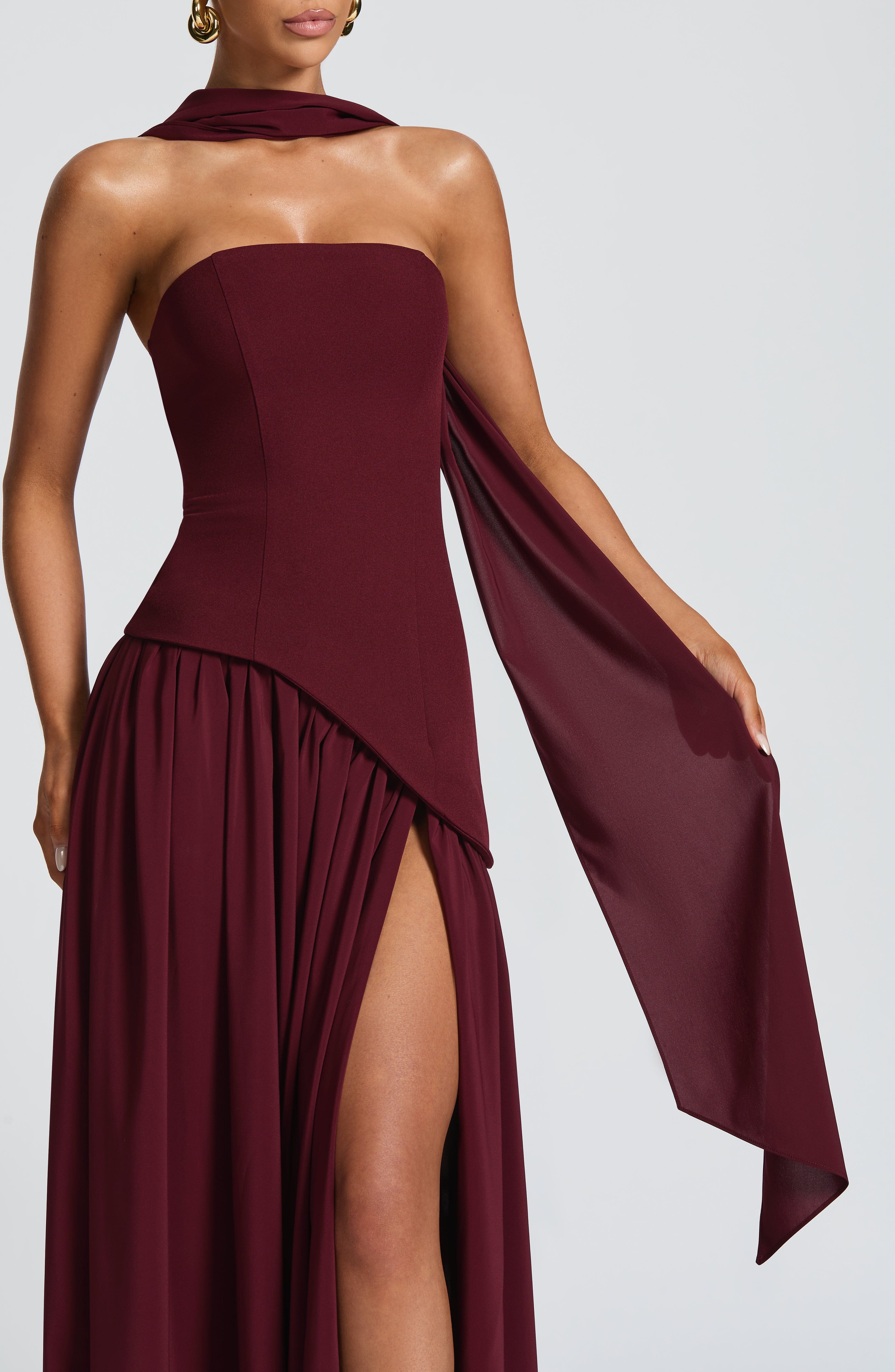 Samira™ – Bordowa Suknia Maxi bez Ramiączek z Rozcięciem