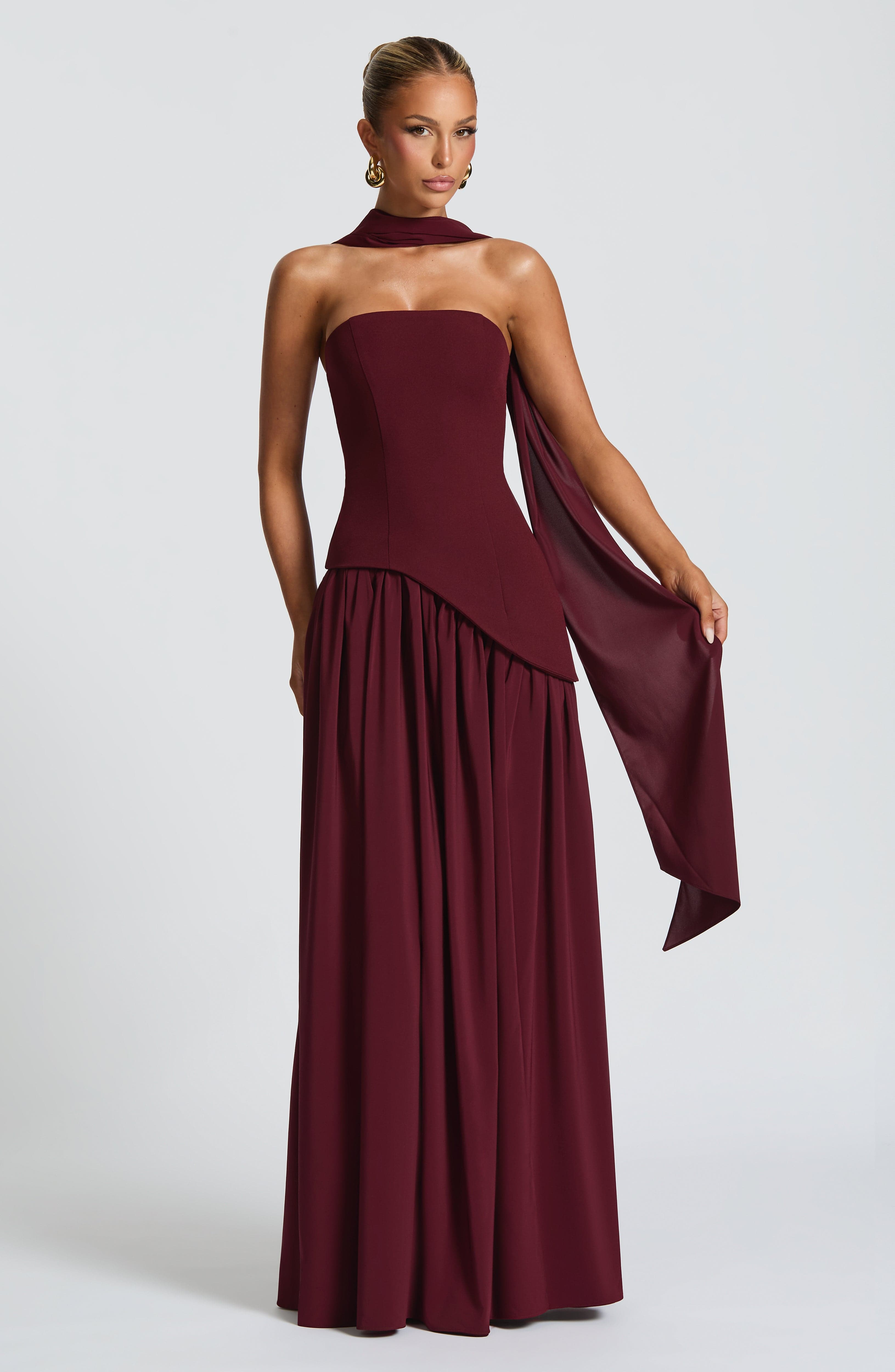 Samira™ – Bordowa Suknia Maxi bez Ramiączek z Rozcięciem