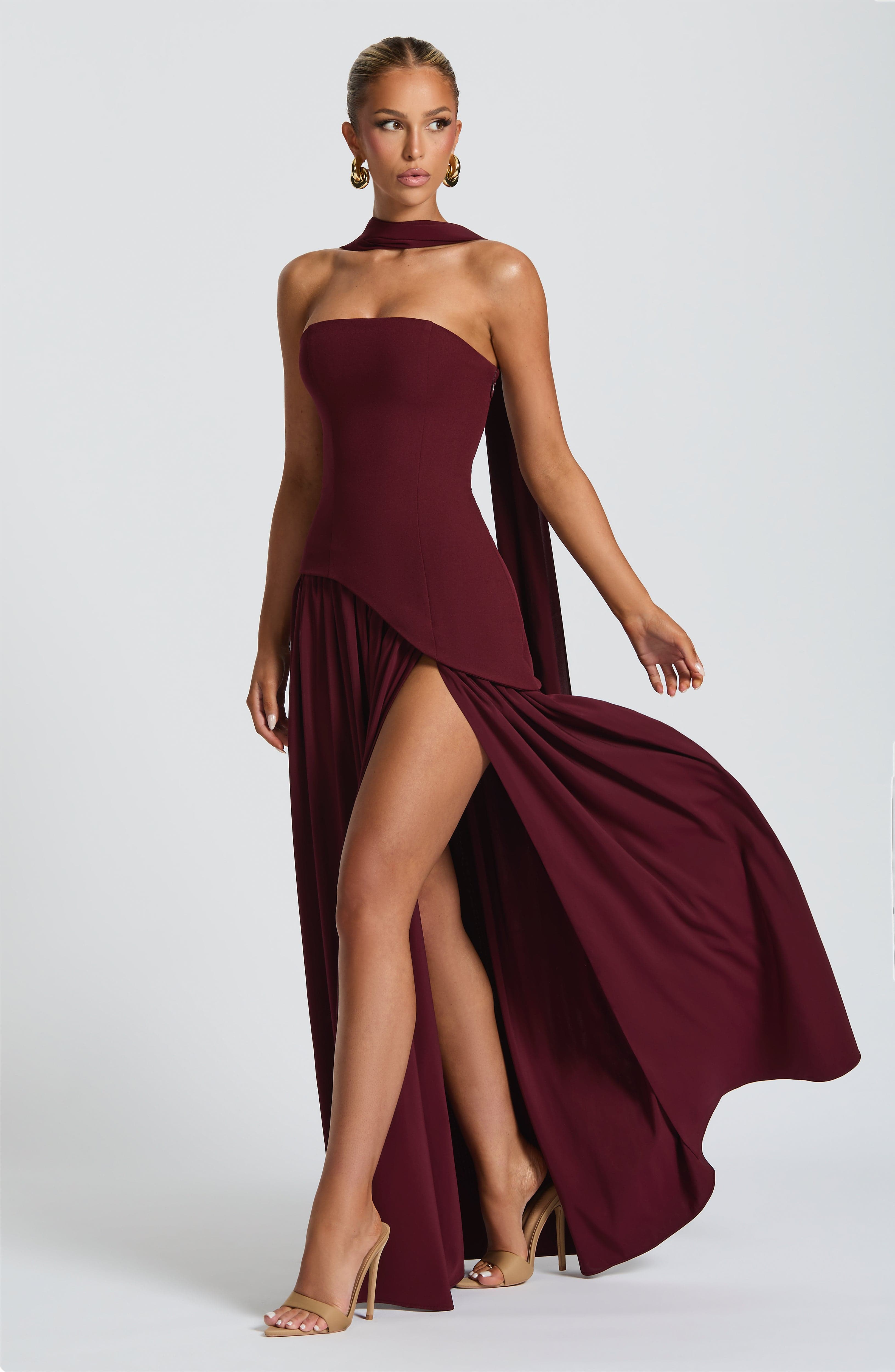 Samira™ – Bordowa Suknia Maxi bez Ramiączek z Rozcięciem