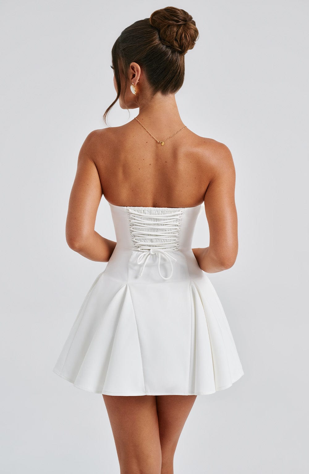 Valentina Dress – biała elegancja z nutą romantyzmu