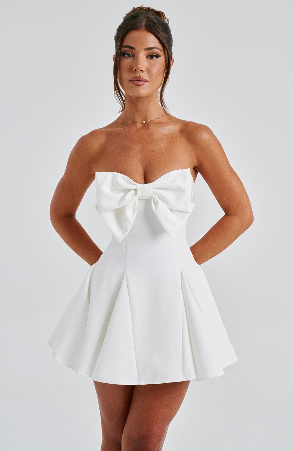 Valentina Dress – biała elegancja z nutą romantyzmu