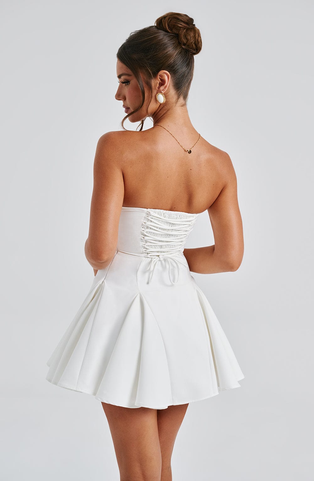 Valentina Dress – biała elegancja z nutą romantyzmu
