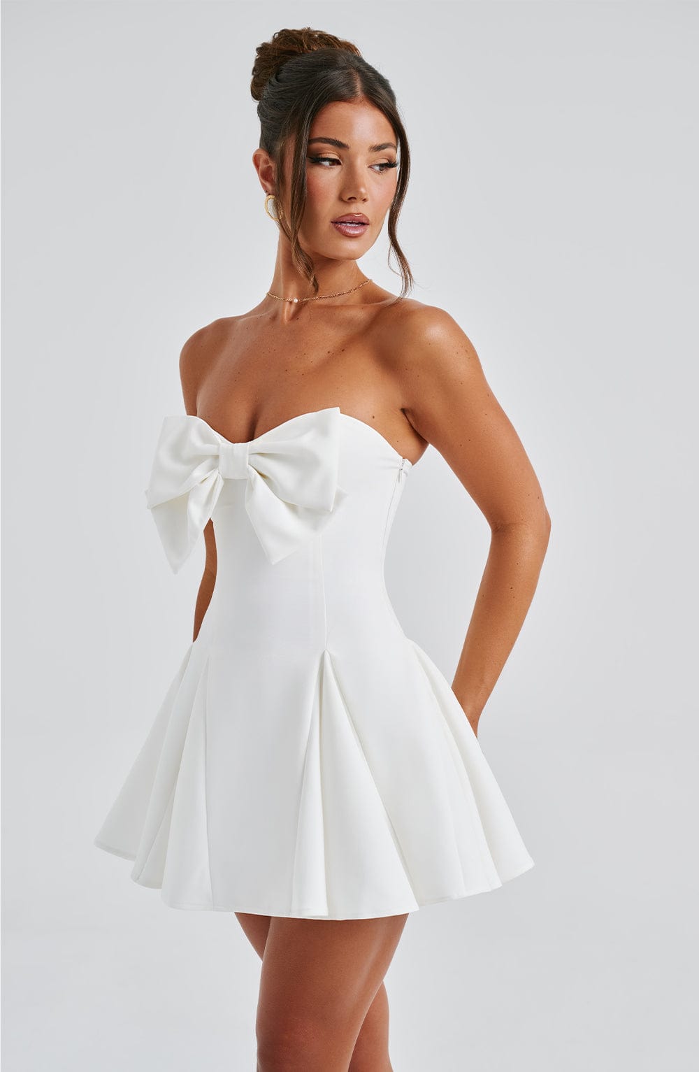 Valentina Dress – biała elegancja z nutą romantyzmu
