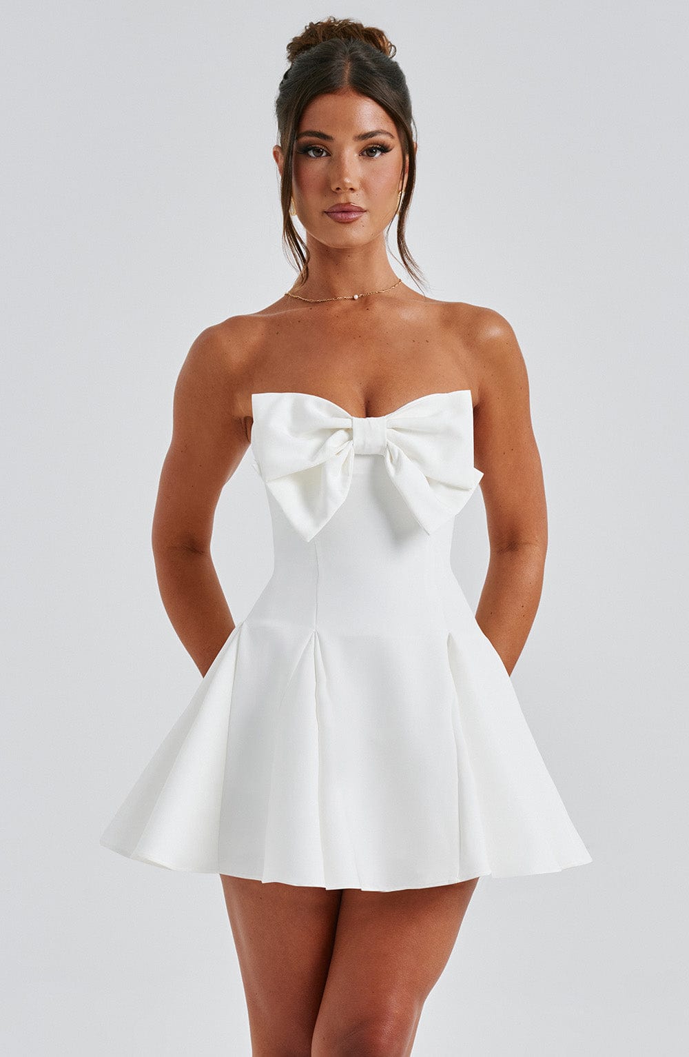 Valentina Dress – biała elegancja z nutą romantyzmu